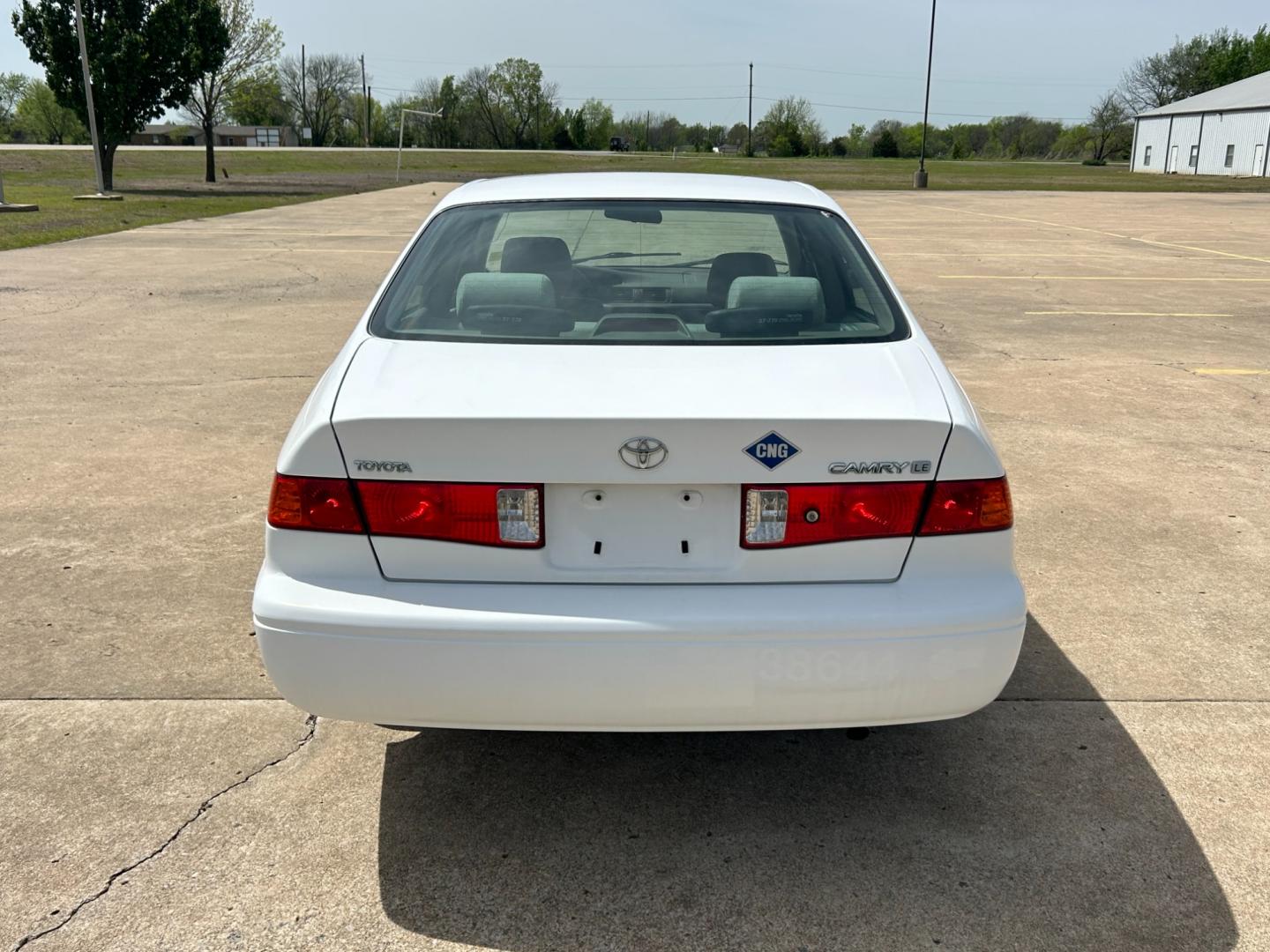 2000 White /TAN Toyota Camry LE (JT2BN22K8Y0) with an 2.2L L4 DOHC 16V engine, 4-Speed Automatic transmission, located at 17760 Hwy 62, Morris, OK, 74445, (918) 733-4887, 35.609104, -95.877060 - Photo#5